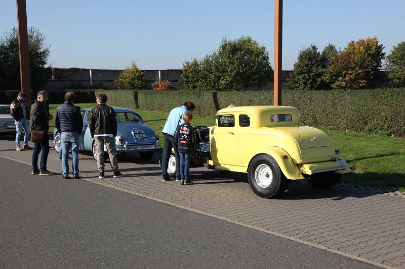 2021_oktober_erstes-klassiker-und-kaffee-oldtimer-und-youngtimer-treffen-in-grossburgwedel_fotos-www-ritterimages-com_0016