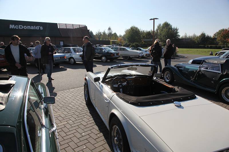 2021_oktober_erstes-klassiker-und-kaffee-oldtimer-und-youngtimer-treffen-in-grossburgwedel_fotos-www-ritterimages-com_0029